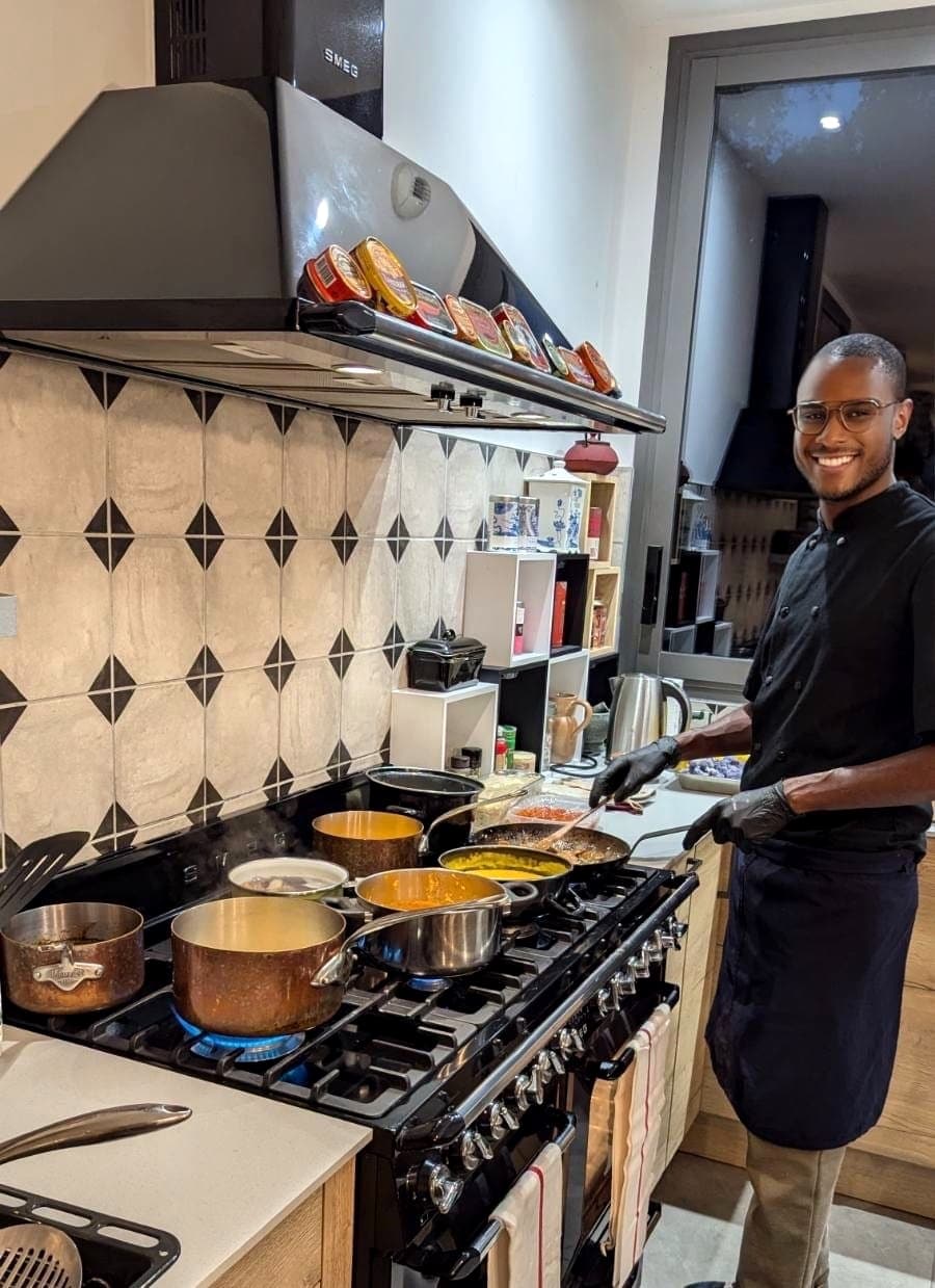 Chef Kévin aux fourneaux dans une cuisine aux carreaux graphiques